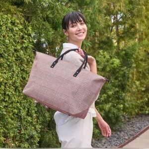 NWT LULU DHARMA Weekender Bag in‎ Pink and Black $150